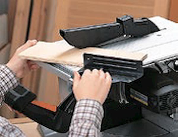 Ingletadora Virutex con accesorio para cortar a grados en la mesa superior de la TM33w